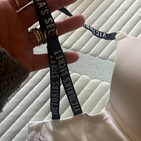 Victoria Secret bras - Picture 5 of 5